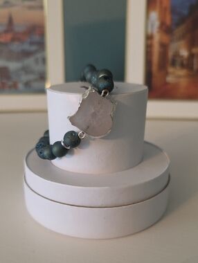 Handcrafted Blue Bead Bracelet with White Agate Slice
